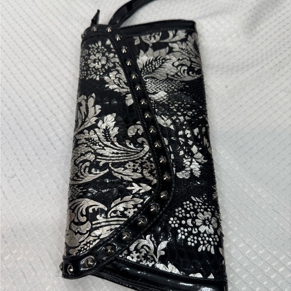 unbranded Handbags - Elegant Black and Silver Clutch